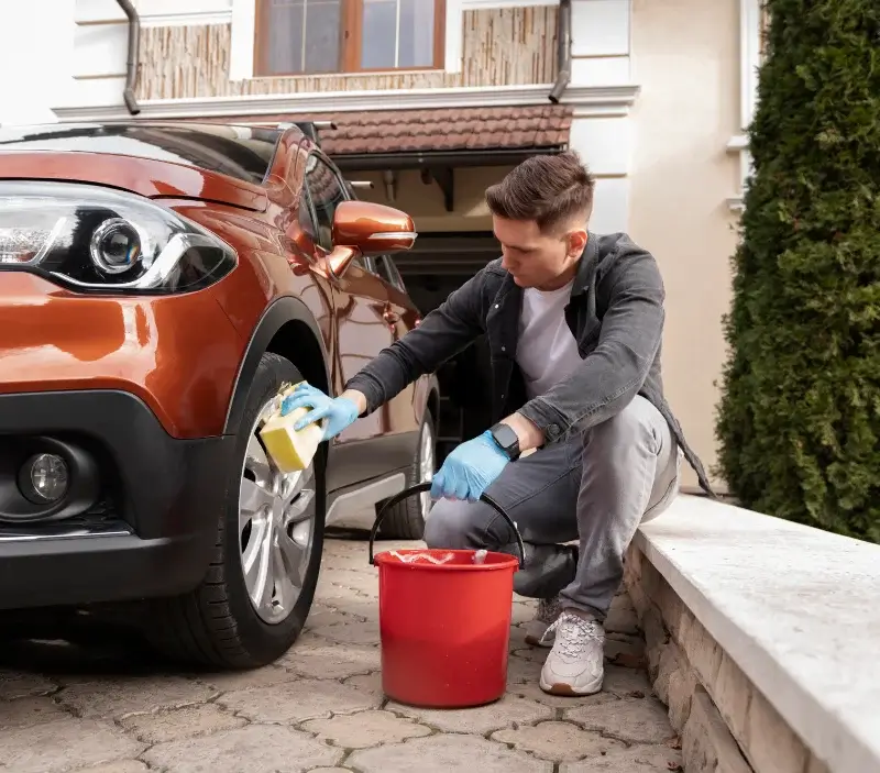 Lavage auto à domicile Nestier : professionnel intervenant sur un véhicule